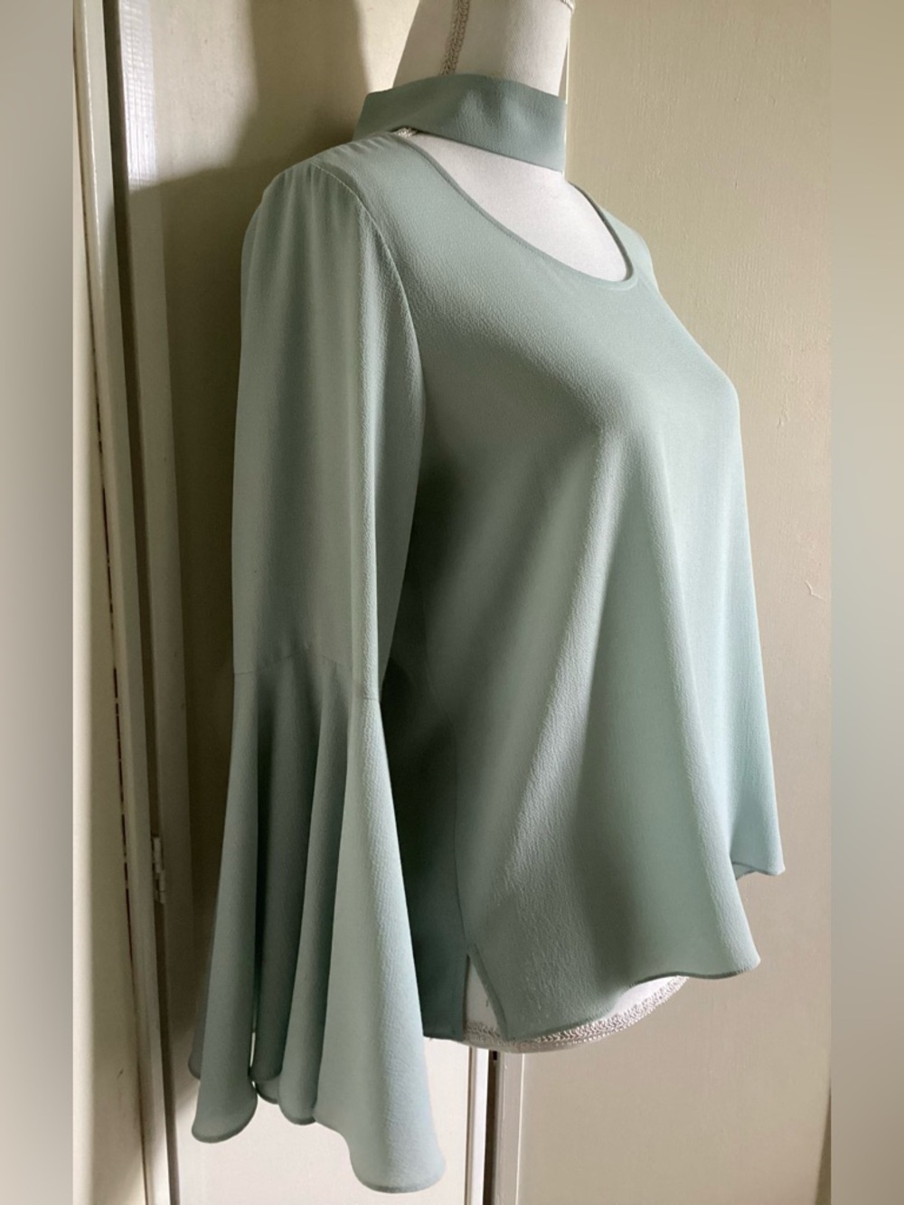 VINCE CAMUTO Mock Choker Neck Blouse Bell Sleeve Sz S EUC
